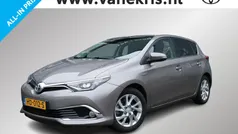 Bruin Gebruikt 2015 Toyota Auris Hybrid Hatchback | € 12.939 (Eerlijke prijs)