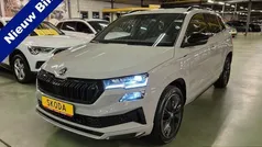 Grijs Gebruikt 2023 Skoda Karoq SportLine SUV | € 35.950 (Eerlijke prijs)
