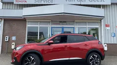 Rood, metallic lak Gebruikt 2021 Peugeot 2008 Allure SUV | € 18.945 (Eerlijke prijs)
