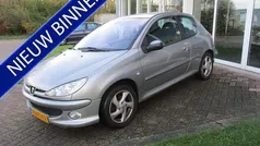Zilver (metallic) Gebruikt 2004 Peugeot 206 Hatchback | € 1.760 (Eerlijke prijs)