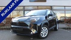 Zwart, metallic lak Gebruikt 2023 Toyota Yaris Cross Limited SUV | € 28.950 (Eerlijke prijs)