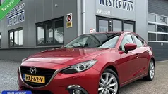 Rood, metallic lak Gebruikt 2017 Mazda 3 Hatchback | € 15.750 (Eerlijke prijs)