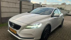 Wit Gebruikt 2016 Volvo V40 Hatchback | € 13.699 (Eerlijke prijs)