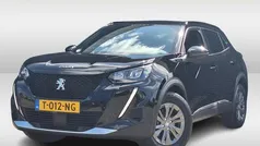 Zwart, metallic lak Gebruikt 2023 Peugeot e-2008 Style SUV | € 21.925 (Eerlijke prijs)