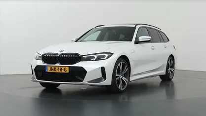 Wit Gebruikt 2023 BMW 330e M Sport Stationwagen | € 42.330 (Eerlijke prijs)