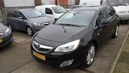 Zwart (metallic) Gebruikt 2012 Opel Astra Sport Stationwagen | € 3.990 (Goede deal)
