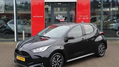 Zwart Gebruikt 2023 Toyota Yaris Hybrid Hatchback | € 20.990 (Eerlijke prijs)