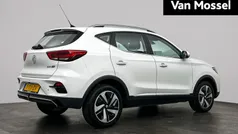 Wit Gebruikt 2023 MG ZS Comfort Sedan | € 21.990 (Eerlijke prijs)