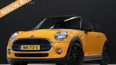 Oranje, metallic lak Gebruikt 2017 Mini Cooper Business Hatchback | € 10.640 (Super prijs)
