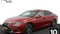Rood Gebruikt 2024 Lexus ES300H Executive Line Sedan | € 47.950 (Goede deal)