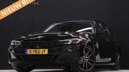 Zwart Occasion 2023 BMW 320e Sport Line Stationwagen | € 26.835 (Eerlijke prijs)