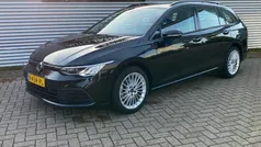 Zwart Gebruikt 2022 VW Golf VIII Life Stationwagen | € 19.945 (Eerlijke prijs)