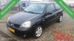 Zwart Gebruikt 2005 Renault Clio II Authentique Hatchback | € 999 (Eerlijke prijs)