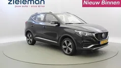 Zwart, metallic lak Gebruikt 2019 MG ZS Luxury Sedan | € 12.845 (Eerlijke prijs)
