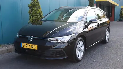 Zwart Gebruikt 2023 VW Golf VIII Life Stationwagen | € 20.850 (Eerlijke prijs)