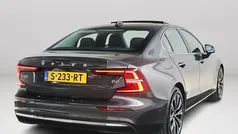 Grijs Gebruikt 2023 Volvo S60 Plus Sedan | € 33.995 (Eerlijke prijs)