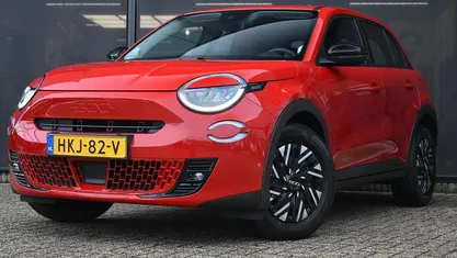 Occasion 2025 Fiat 600E Red SUV | € 26.395 (Eerlijke prijs)