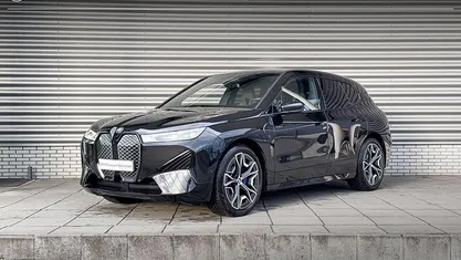 Saphirschwarz metallic (zwart metallic) Gebruikt 2022 BMW iX Comfort Edition SUV | € 44.900 (Eerlijke prijs)