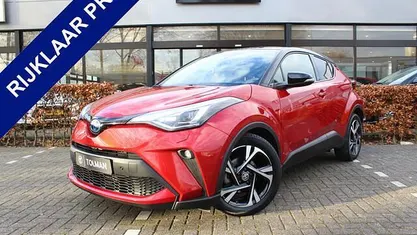 Rood (metallic) Gebruikt 2023 Toyota C-HR Plus SUV | € 28.950 (Eerlijke prijs)