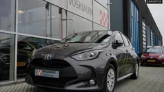 Grijs Gebruikt 2021 Toyota Yaris Hybrid Business Edition Hatchback | € 21.950 (Goede deal)