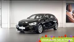 Saphirschwarz metallic (zwart metallic) Gebruikt 2024 BMW 118 M Sport Hatchback | € 36.750 (Eerlijke prijs)
