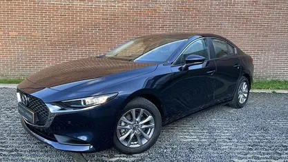 Deep crystal blue (blauw metallic) Occasion 2022 Mazda 3 Comfort Sedan | € 24.245 (Goede deal)