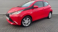 Rood Gebruikt 2015 Toyota Aygo X-play Hatchback | € 6.480 (Eerlijke prijs)