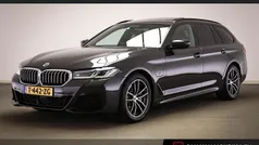 Grijs Gebruikt 2023 BMW 530e M Sport Stationwagen | € 46.695 (Eerlijke prijs)