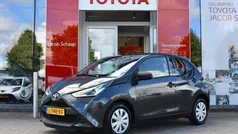 Grijs, metallic lak Gebruikt 2021 Toyota Aygo Hatchback | € 11.899 (Eerlijke prijs)