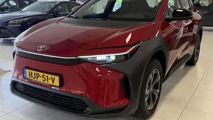 Rood Nieuw 2025 Toyota bZ4X Active SUV | € 39.950 (Eerlijke prijs)