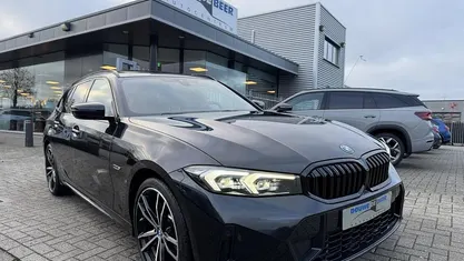 Zwart Occasion 2022 BMW 320e M Sport Stationwagen | € 36.750 (Eerlijke prijs)
