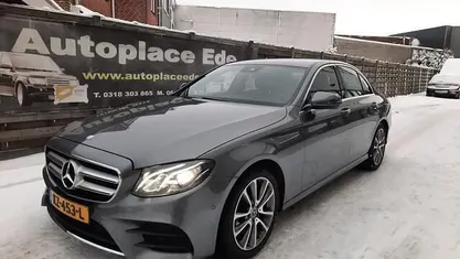 Grijs Gebruikt 2017 Mercedes E220 Ambition Sedan | € 22.900 (Eerlijke prijs)