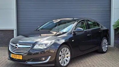 Zwart Gebruikt 2014 Opel Insignia Cosmo Hatchback | € 11.450 (Eerlijke prijs)
