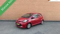 Rood Gebruikt 2013 Toyota Aygo Hatchback | € 3.794 (Eerlijke prijs)