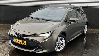 6x1 oxide bronze metallic (groen metallic) Occasion 2021 Toyota Corolla Active Hatchback | € 19.900 (Eerlijke prijs)