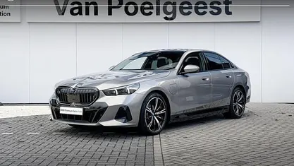 Oxidgrau metallic (grijs metallic) Occasion 2024 BMW 530e Comfort Edition Sedan | € 59.800 (Eerlijke prijs)