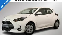 Wit Gebruikt 2022 Toyota Yaris Hybrid Active Hatchback | € 20.899 (Eerlijke prijs)