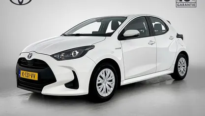 Wit Occasion 2021 Toyota Yaris Hybrid Active Hatchback | € 18.445 (Eerlijke prijs)
