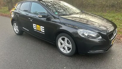 Zwart Gebruikt 2017 Volvo V40 Kinetic Hatchback | € 7.950 (Super prijs)