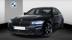 Zwart Gebruikt 2021 BMW 545e Comfort Edition Sedan | € 58.995 (Eerlijke prijs)
