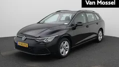 Zwart Gebruikt 2022 VW Golf VIII Life Stationwagen | € 20.400 (Eerlijke prijs)