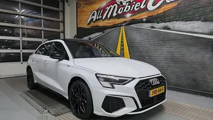Wit Occasion 2022 Audi A3 Sportback Competition Hatchback | € 34.950 (Eerlijke prijs)