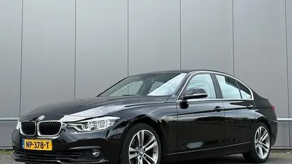 Zwart Gebruikt 2017 BMW 318 Sedan | € 14.950 (Eerlijke prijs)