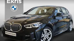 Zwart, metallic lak Gebruikt 2023 BMW 118 M Sport Hatchback | € 29.950 (Eerlijke prijs)