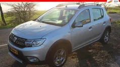 Grijs (metallic) Gebruikt 2017 Dacia Sandero Lauréate Hatchback | € 8.950 (Goede deal)