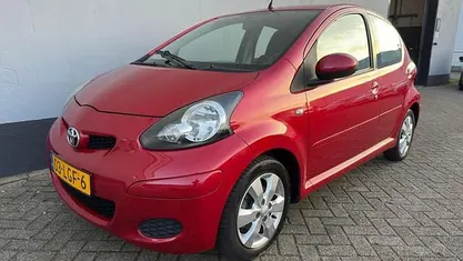 Occasion Toyota Aygo 68 PK (50 kW) 2010 Rood Hatchback