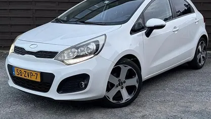 Wit Gebruikt 2013 Kia Rio Plus Hatchback | € 7.450 (Eerlijke prijs)