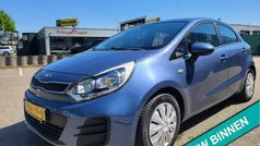 Blauw Gebruikt 2016 Kia Rio Hatchback | € 8.900 (Eerlijke prijs)