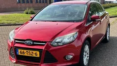Rood, metallic lak Gebruikt 2012 Ford Focus Titanium Sedan | € 6.749 (Eerlijke prijs)