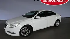 Wit, metallic lak Gebruikt 2012 Opel Insignia Sport Sedan | € 4.940 (Eerlijke prijs)